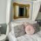 Cosy Garden Flat, Private Roofed Hot Tub & Four Poster Bed - York