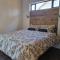 Brand new cottage, walk to beach - inverter, wi-fi, DSTV
