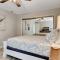 Pool and Dock Access Lakefront Hot Springs Condo! - 温泉城