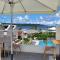 Crawlbay Suites Hotel