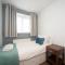 Spacious Chessington home with parking & garden - 切辛顿