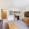 Cedarbrook Deluxe one bedroom suite located on 2nd floor with outdoor heated pool 21921