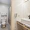 Cedarbrook Deluxe one bedroom suite located on 2nd floor with outdoor heated pool 21921 - 基灵顿