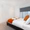 Central Stunning 2BR Flat w2 Patio in Kensington