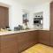 Central Stunning 2BR Flat w2 Patio in Kensington