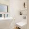 Central Stunning 2BR Flat w2 Patio in Kensington