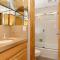 Fifth Avenue Unit 9, Cool, Contemporary Condo 2 Blocks from the Ski Slopes. Fireplace & Patio!