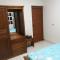 RS VILLA SHARE APARTMENT with private room ,good wifi, 150mts to beaches bus stop, - Flic-en-Flac