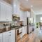 Covered Patio and Yard Texas Escape in Keene - كيلبورن