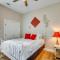 Covered Patio and Yard Texas Escape in Keene - كيلبورن