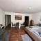 Helle FeWo am Waldrand - mit Balkon, Pool & Sauna