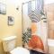 Airy Luxe So Charm Pool House + Sleeps 11 - Baton Rouge