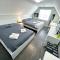 Hamilton Chic Retreat - Comfy Beds - Garden - Pool