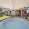 Hot Tub/ Game Room/ Theater - 8 Mins from U of A - فايتيفيل Hot Tub/ Game Room/ Theater - 8 Mins from U of A - فايتيفيل