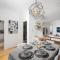 Downtown Luxe: Metro, King Bed, Parking, Sleeps 6