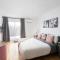 Downtown Luxe: Metro, King Bed, Parking, Sleeps 6