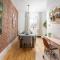 Downtown Luxe: Metro, King Bed, Parking, Sleeps 6