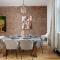 Downtown Luxe: Metro, King Bed, Parking, Sleeps 6