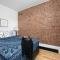 Downtown Luxe: Metro, King Bed, Parking, Sleeps 6