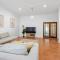 Super House, Super Host
