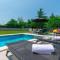 Family villa Nona with pool and grill in Tinjan