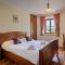 Rustic villa Catarina with pool in Tinjan