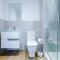 NEW! Stylish 2-bed apartment in Manchester by 53 Degrees Property - Amazing location, Ideal for Small Groups - Sleeps 4! - Manchester