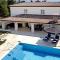 Rustic villa Lori with whirpool and grill near Por