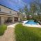 Rustic villa Lori with whirpool and grill near Por