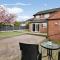 3 Bed Home for Contractors & Relocators with Parking, Garden & WiFi 30 mins to Alton Towers
