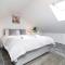 Modern Guesthouse, Fast Wi-Fi, Street Free Parking, Central, Fully Equipped