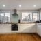 Stunning and modern house with free parking plenty of space and an outdoor garden to enjoy presented by Our Home Short Stays - Bedford