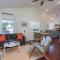 Luxe Loft Pet-friendly, Gas Grill & 5 Minutes from Town