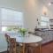 Luxe Loft Pet-friendly, Gas Grill & 5 Minutes from Town
