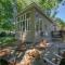 Charming Pet-Friendly Cottage Walkable to Town! - 黑山