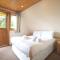 Lazy Bear Lodge with Hot Tub - Finlake Resort and Spa in Devon
