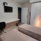 Quarto com 2 Camas de Solteiro Ar Condicionado Frigobar Smart TV e Café da Manhã - Porto Alegre