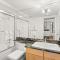 Fifth Avenue Unit 5 Modern & Stylish Condo with A/C and Access to Pool & Hot Tub