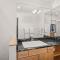 Fifth Avenue Unit 5 Modern & Stylish Condo with A/C and Access to Pool & Hot Tub