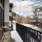 Fifth Avenue Unit 5 Modern & Stylish Condo with A/C and Access to Pool & Hot Tub