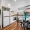 Two Tea House - Contemporary Courtyard Comfort