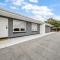 Two Tea House - Contemporary Courtyard Comfort