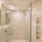 2 Bed 2 Bath Apartment in CBD with car park