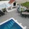 Villa in Podstrana with large outside swimming pool & hot tub for 14 people - 珀德垂那