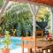 Evasion tropicale villa cosy avec piscine et bungalow
