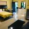 Guest House, shared pool, private bathroom and kitchen