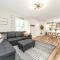 Modern Stay - Sleeps 7, 4 Beds - 8 Mins to Beach, 2 Mins to Downtown
