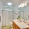 Captain Cook Home on Quiet 3 Acres with Fruit Trees
