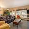 Fasching Haus Unit 180, Cozy, Deluxe Condo with Private Deck, 2 Blocks from Downtown - Аспен