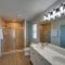 Hotter Otter-6 beds-private pool-kid/pet friendly-walk to beach!